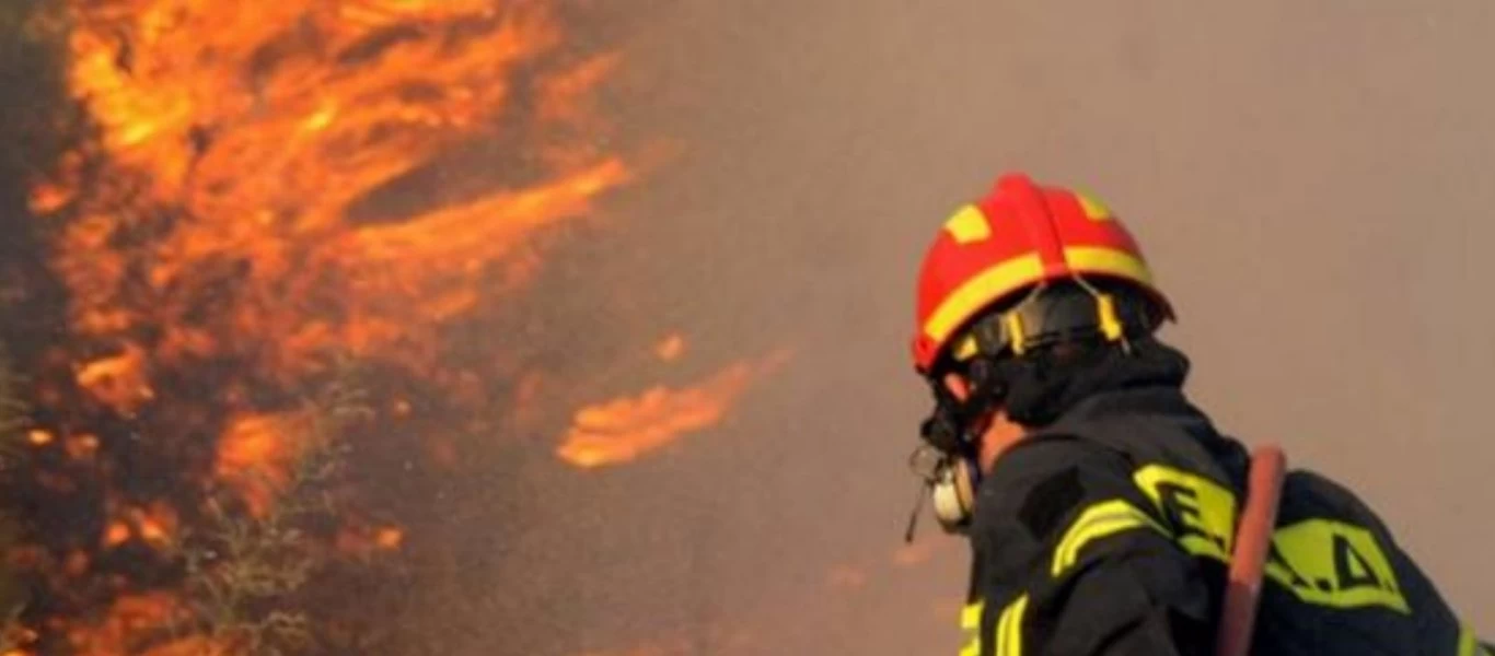 Νεκρός εθελοντής πυροσβέστης μετά από πτώση στύλου της ΔΕΗ